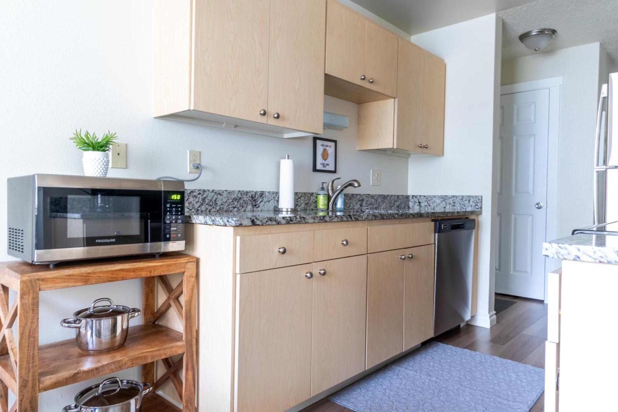 King Bed + Studio! Free Parking, Patio, Wfh Space! Seattle Esterno foto