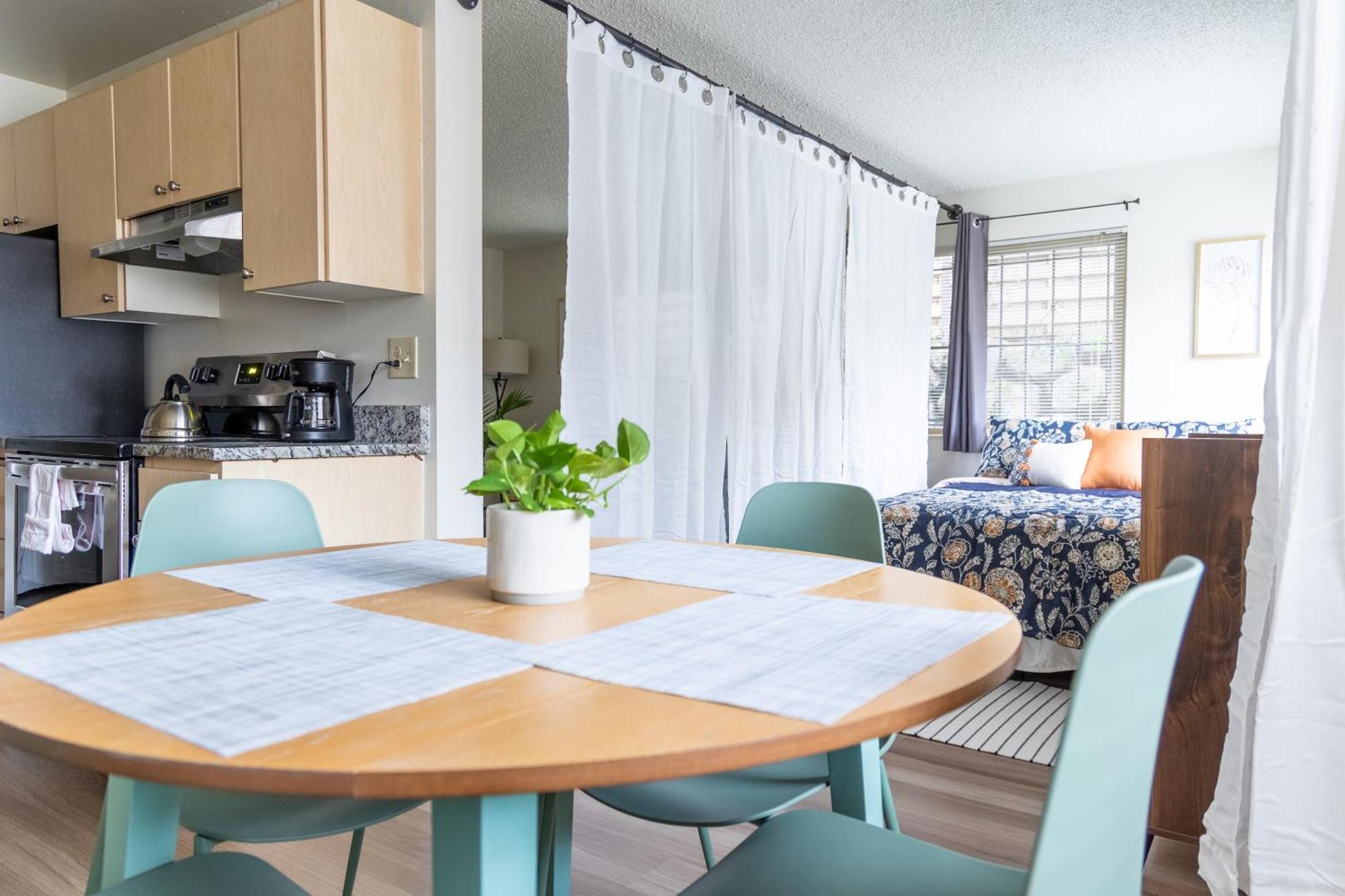 King Bed + Studio! Free Parking, Patio, Wfh Space! Seattle Esterno foto